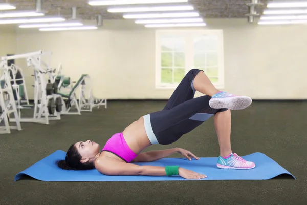 Kvinnan gör yoga på gym — Stockfoto