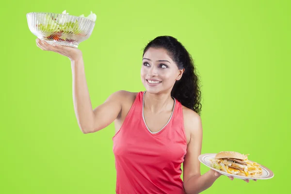 Femme avec salade et hamburger — Photo