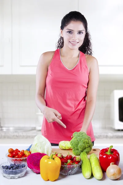 女人的超级食物与花椰菜 — 图库照片