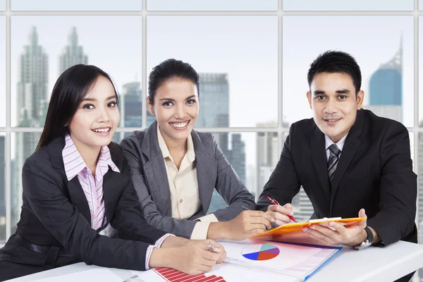 Travailleurs assis au bureau et travaillant ensemble — Photo