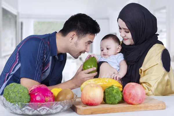 Arabischer Vater gibt seinem Baby Früchte — Stockfoto