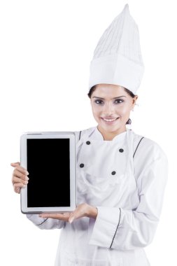 Kadın Şef dijital tablet gösterir