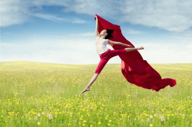 Kadın modeli ile kumaş alan atlar