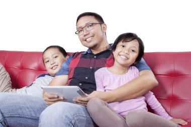 Adam ve onun çocukları ile tablet kanepe üzerinde