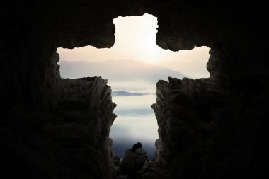 Çapraz şeklinde mağara içinde Romantik Çift
