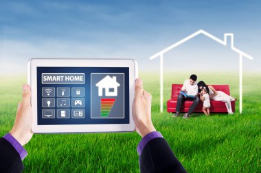 Akıllı ev denetleyicisi uygulamalarla tablet