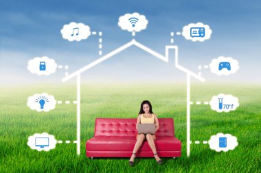 Dizüstü bilgisayar ile akıllı ev kontrol kadın