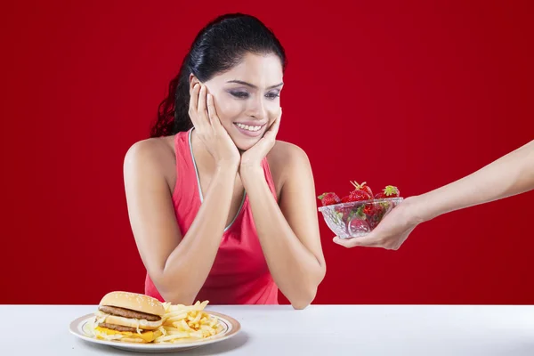 Scegli tra Hamburger contro fragola — Foto Stock