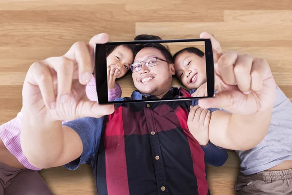 Pai e seus filhos tomando selfie — Fotografia de Stock