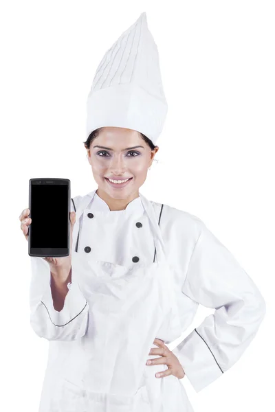 Chef donna che mostra il cellulare — Foto Stock