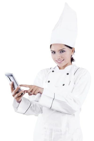 스마트폰을 사용 하 여 여성 요리사 — 스톡 사진