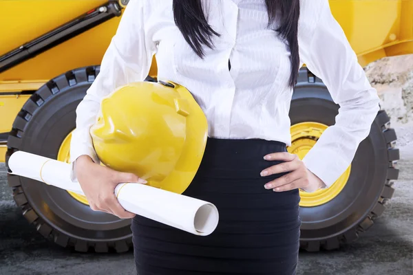 Engenheira feminina e caminhão basculante — Fotografia de Stock