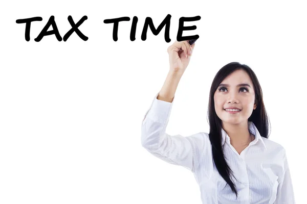 Gerente do sexo feminino lembrar o tempo de imposto — Fotografia de Stock