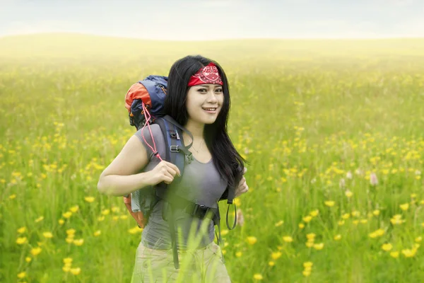 Female traveler hiking in the nature — Stock Photo, Image