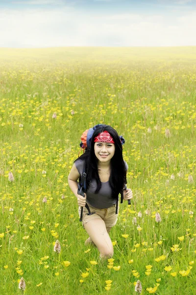 Glückliche Frau wandert im Frühling — Stockfoto