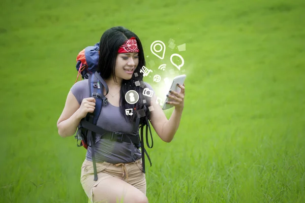 Hiker using internet connection with smartphone — Stock Photo, Image