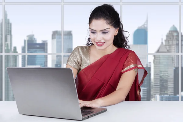 Indischer Arbeiter mit traditioneller Kleidung im Büro — Stockfoto