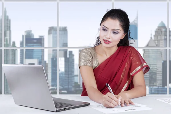 Mujer joven india escribiendo documento en la oficina — Foto de Stock