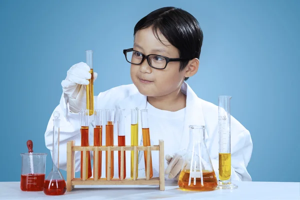 Mały naukowiec z płynów chemicznych — Zdjęcie stockowe