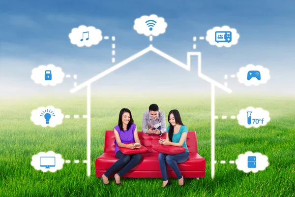 People use smartphone to control smart house — Stock Photo, Image