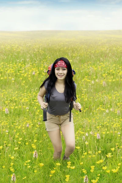 Mooi meisje mountain hiking op lente — Stockfoto