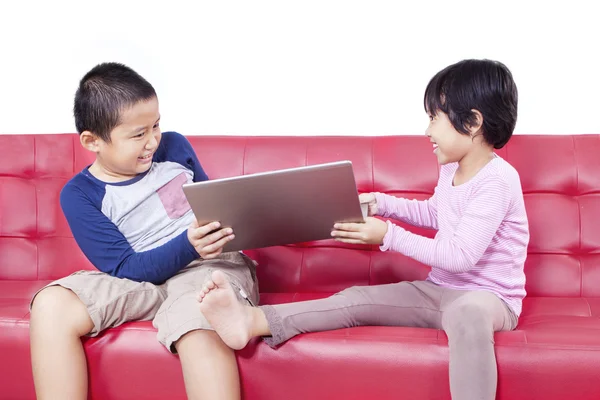 Dos niños peleando por un portátil —  Fotos de Stock