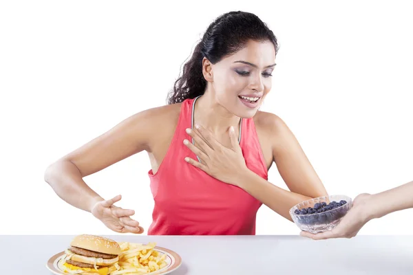 Femeia cu afine respinge hamburgerul — Fotografie, imagine de stoc
