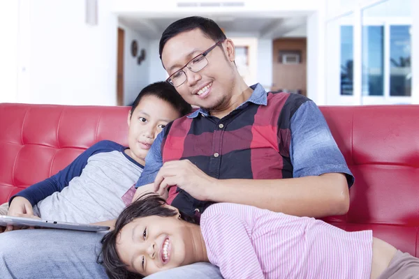 Joven padre mimando a sus hijos —  Fotos de Stock