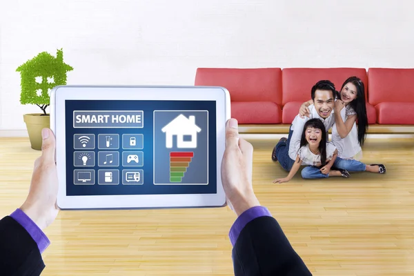 Smart House mit fröhlicher Familie — Stockfoto