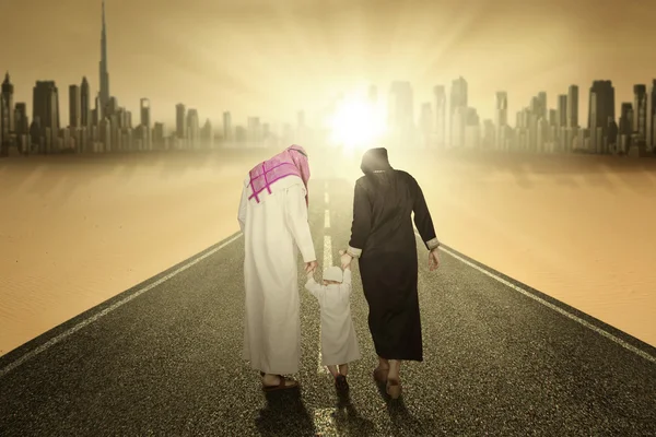 Familia árabe caminando por la carretera — Foto de Stock