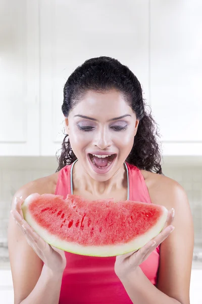 Fröhliche Frau mit Scheibe Wassermelone — Stockfoto