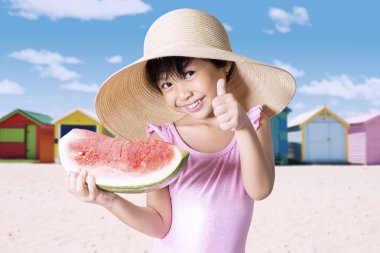 Taze karpuz tutan kız