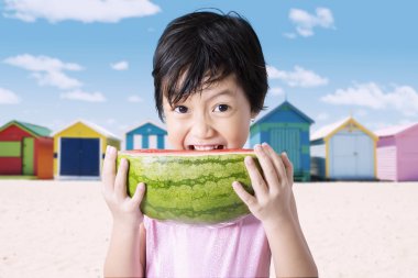 mutlu çocuk karpuz yeme