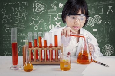 Küçük kimyager deney yapıyor