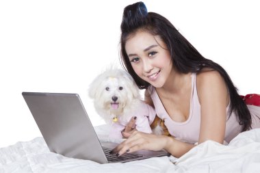 Güzel model dizüstü bilgisayar kullanarak köpek yavrusu