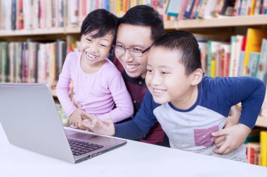 Öğrenciler öğretmen ve laptop ile eğleniyor