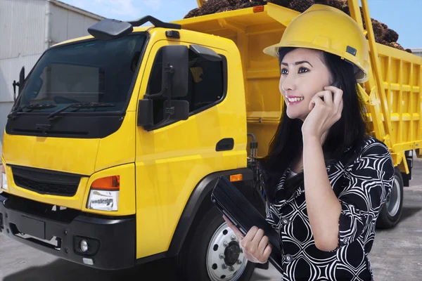 Ingeniero hablando con smartphone — Foto de Stock