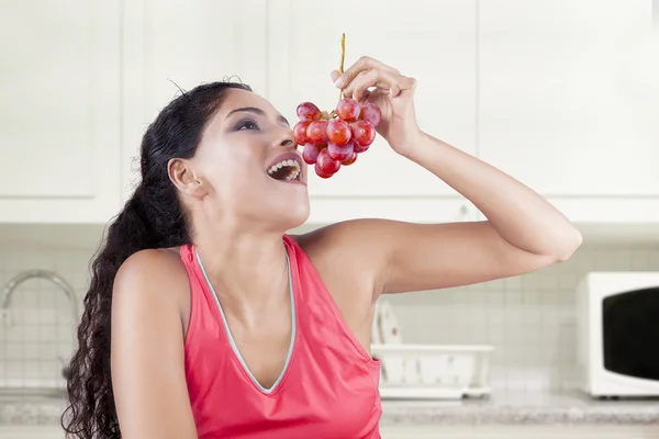Női modell eszik friss szőlő — Stock Fotó