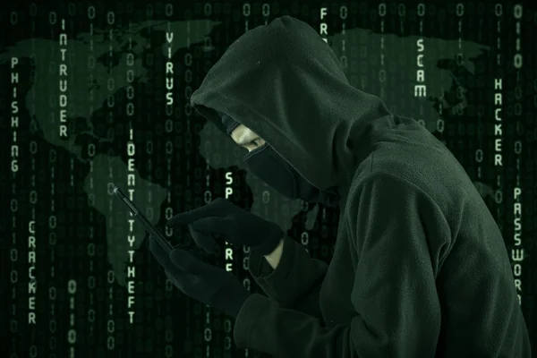 Хакер, торкаючись екрану смартфона — стокове фото
