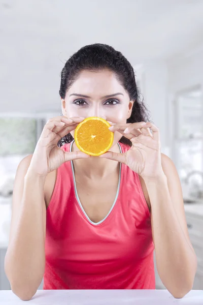 Mulher saudável detém fatia de laranja — Fotografia de Stock