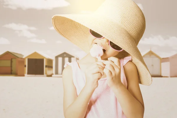 Niña disfrutando de helado —  Fotos de Stock