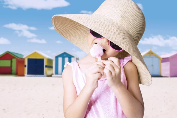 Lovely little girl enjoying ice cream — Stock Photo, Image