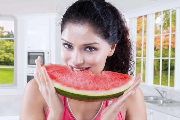 Mooie vrouw geniet van verse watermeloen — Stockfoto