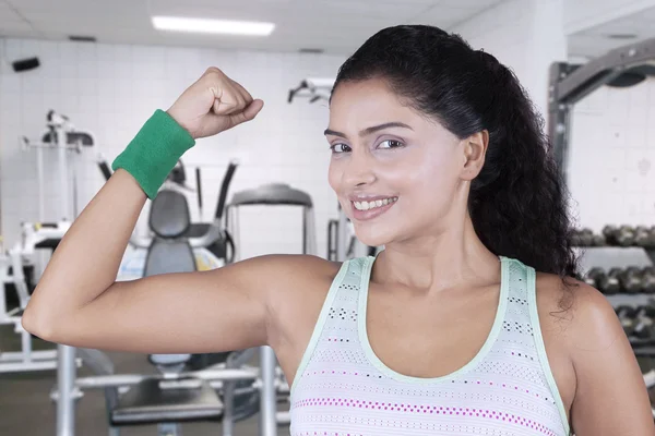 Mooie vrouw toont biceps bij fitness center — Stockfoto