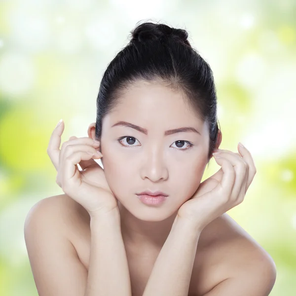 Φυσικό δέρμα πρόσωπό του όμορφη κινεζικό μοντέλο — Φωτογραφία Αρχείου