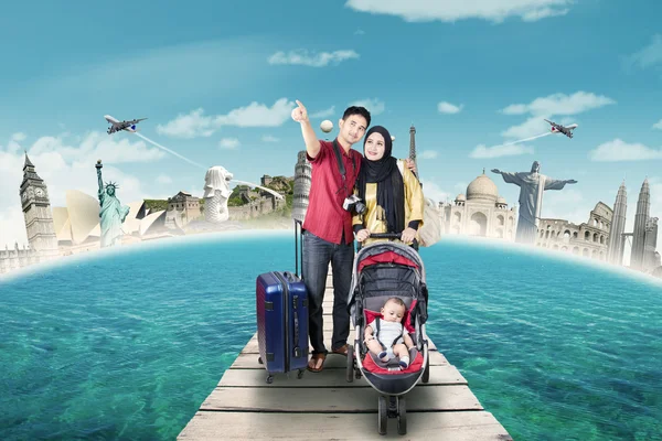 Parents with baby travelling to the world monuments — Stock Photo, Image