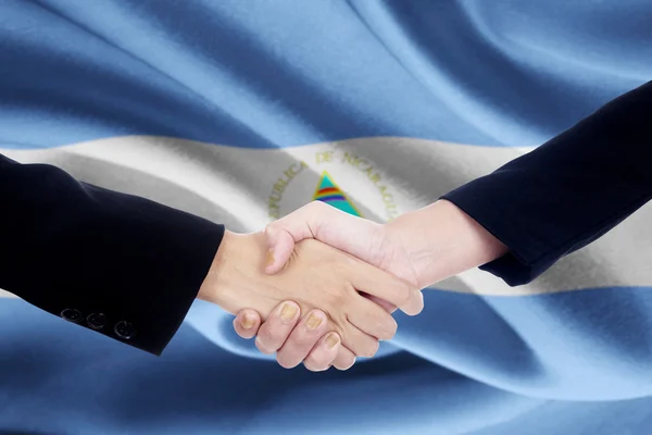 Handshake partnerství s Vlajka Nikaraguy — Stock fotografie