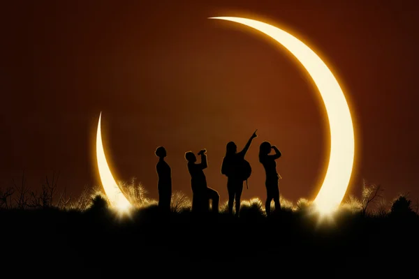 Gente viendo eclipse solar — Foto de Stock