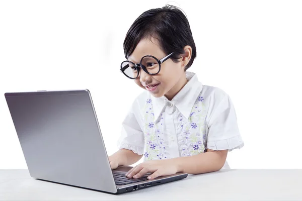 Dulce chica escribiendo en el ordenador portátil — Foto de Stock