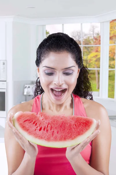 Söt modell njuta av färsk vattenmelon — Stockfoto
